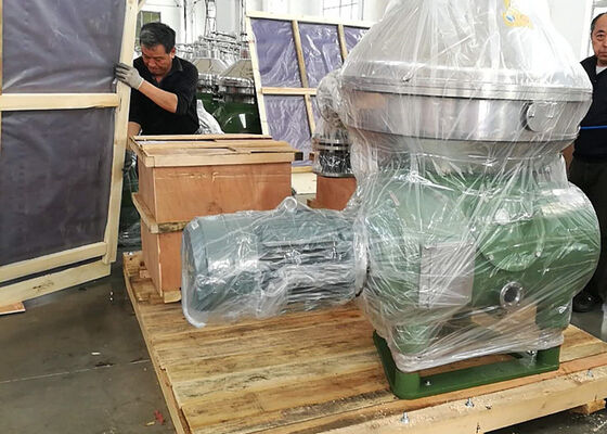 Centrifuge voor zuivering van eetbare oliën met schijfstapel